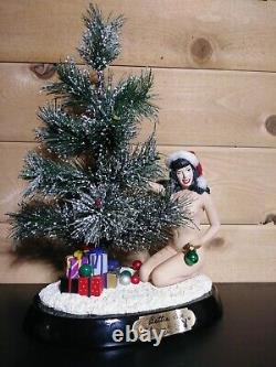 Bettie Page Trimming Christmas Tree Statue Limited Edition 1065/5000 Porcelain