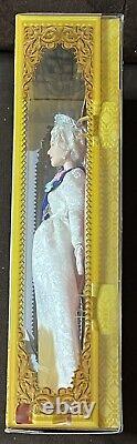 Poupée Barbie Jubilé de Platine avec la signature de la Reine Elizabeth II - Nouveau, boîte légèrement endommagée